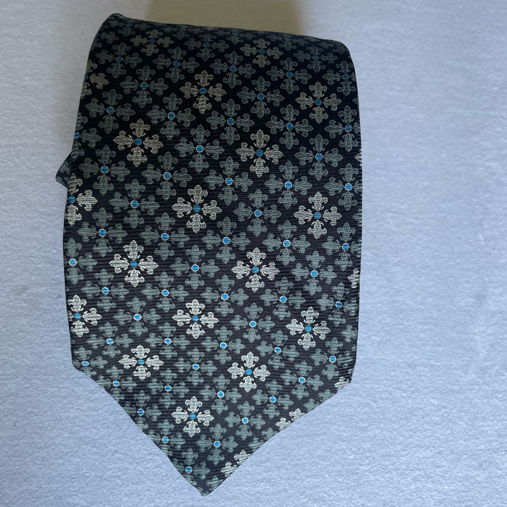 Express Design Studio Design Tie 100% Silk 3 1/4 W 59in L